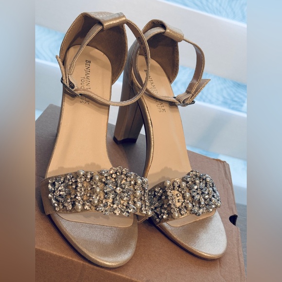 Benjamin Walk Touch Ups Heeled Sandals 6.5 Color Champagne. ACCEPTING OFFERS ! - Picture 8 of 11
